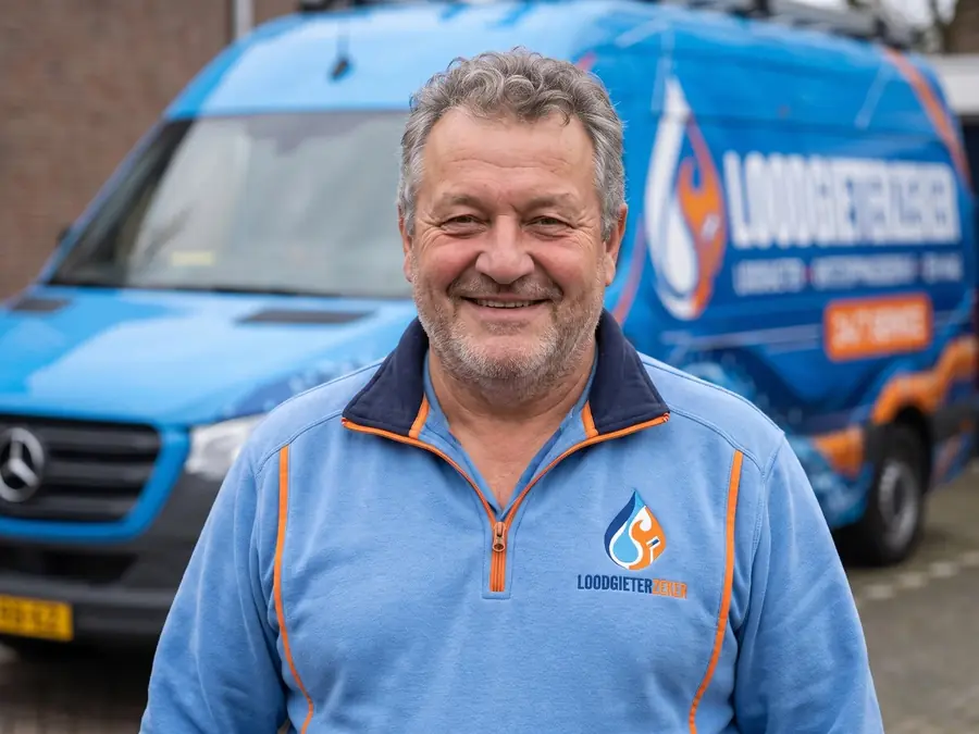 Monteur van Loodgieter Den Haag Ontstoppingsbedrijf aan het werk in Den Haag